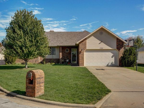 3740 N Oak Point Avenue, Springfield, MO 65803