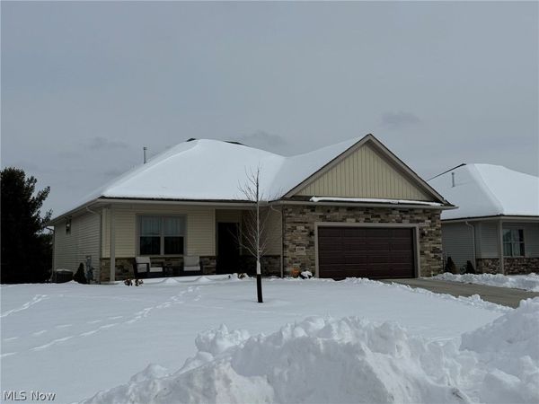 1196 Pinebluff Drive NE, New Philadelphia, OH 44663