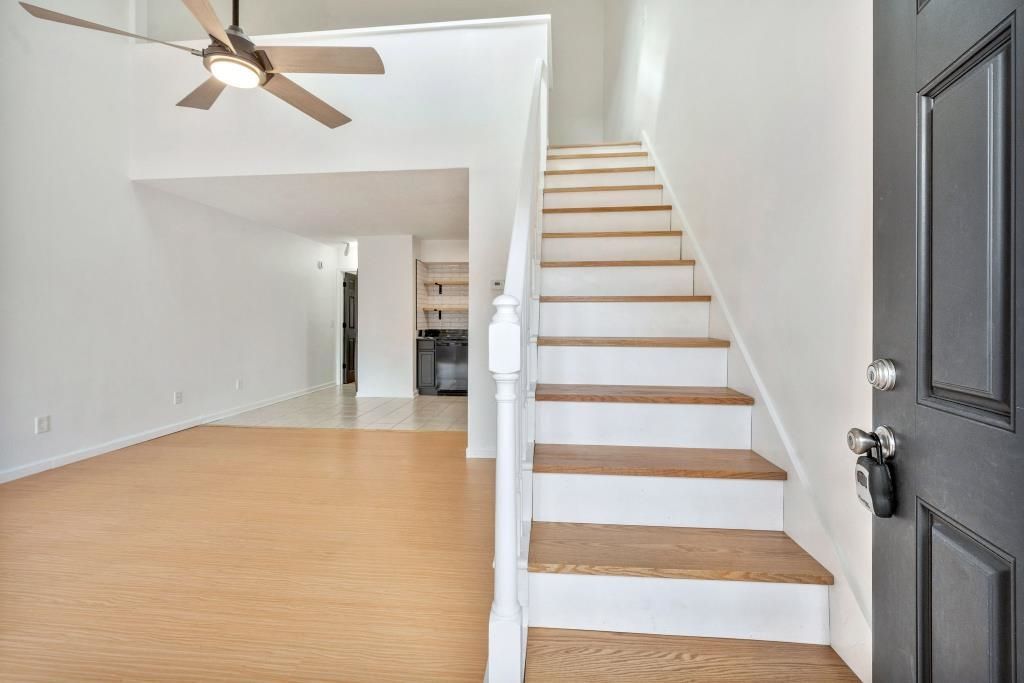 421 Cambridge Circle Photo 9