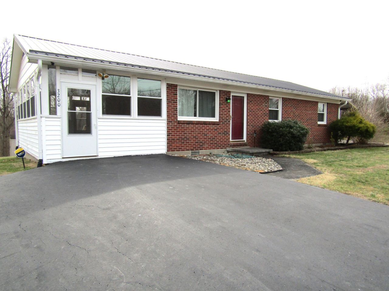 3200 Sandhill Road, Irvine, KY 40336 Main Photo