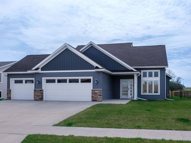 2415 Elk Run Drive SE, Pine Island, MN 55963