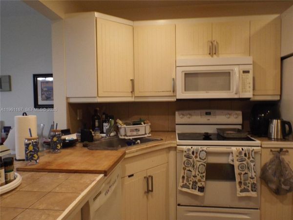 410 SE 2nd St, Unit 115, Hallandale Beach, FL 33009