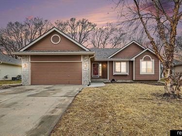 604 Castle Pine Drive, Papillion, NE 68133