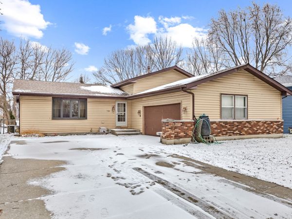 720 Ash Street, Algonquin, IL 60102