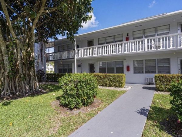 98 Cambridge E, West Palm Beach, FL 33417