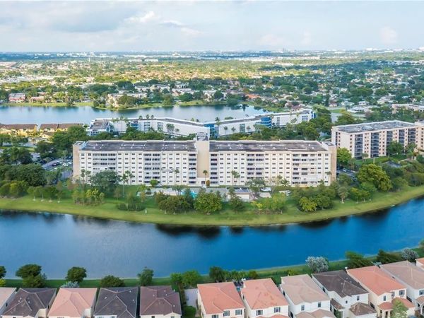 800 NE 195th St, Unit 605, Miami, FL 33179