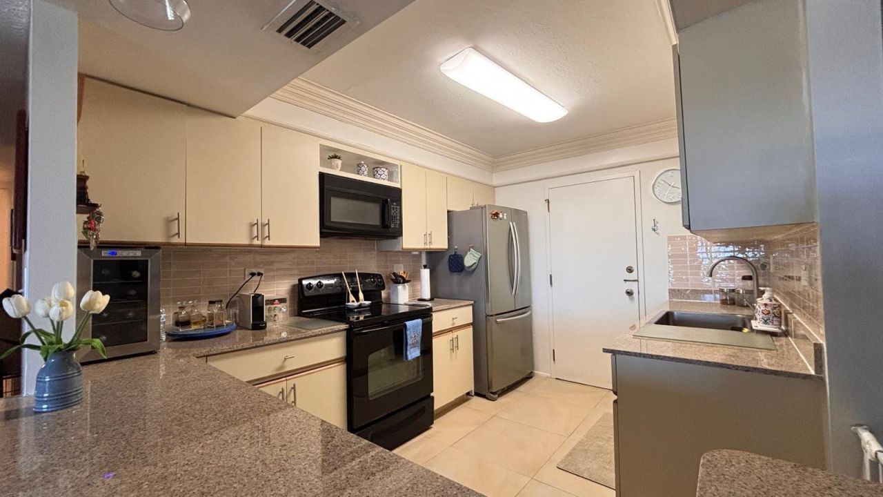 800 NE 195th Street, Unit 605, Miami, FL 33179 Photo