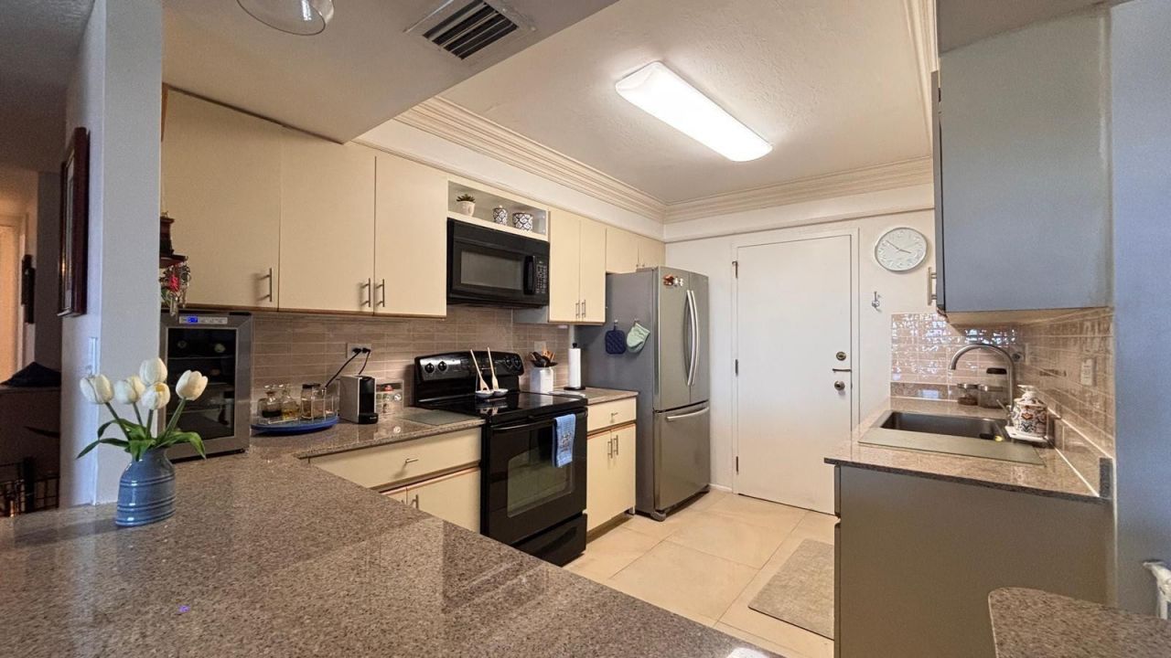 800 NE 195th Street, Unit 605, Miami, FL 33179 Photo