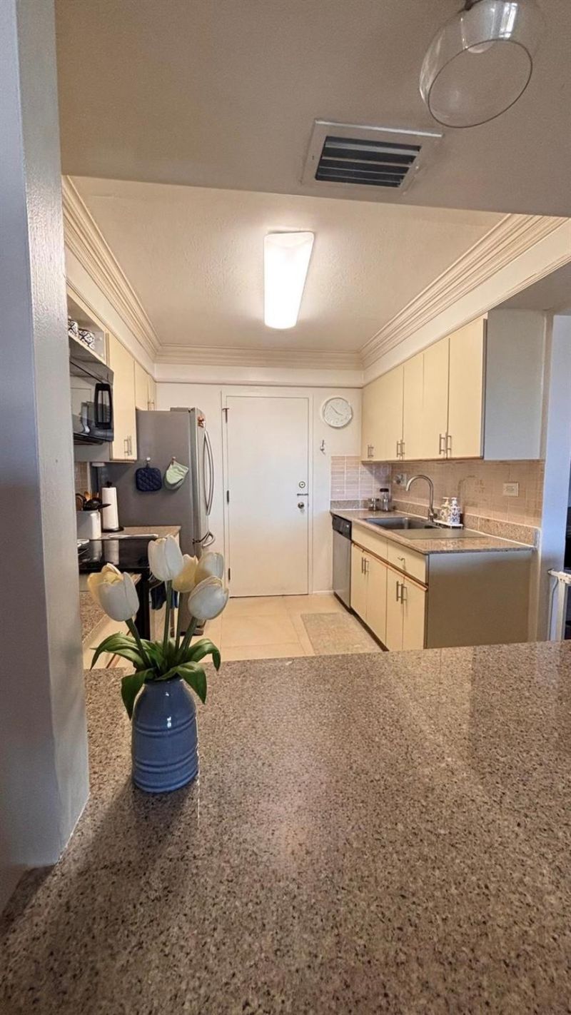 800 NE 195th Street, Unit 605, Miami, FL 33179 Photo