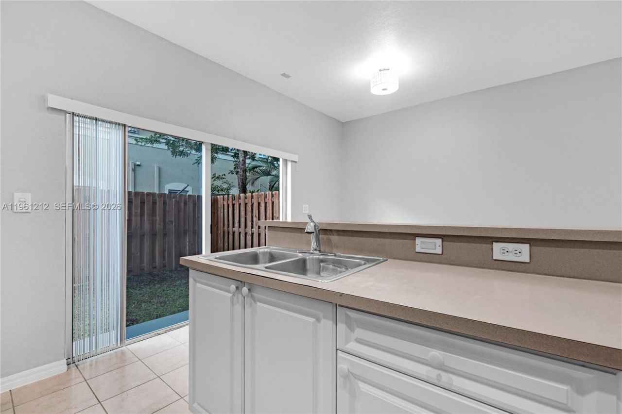 8526 NW 107th Psge, Unit 4-40, Doral, FL 33178 Photo