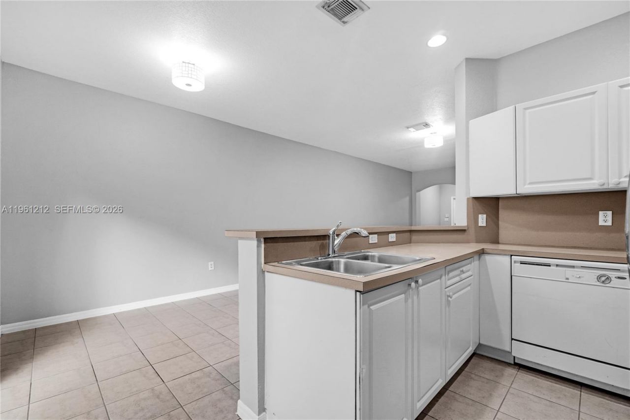 8526 NW 107th Psge, Unit 4-40, Doral, FL 33178 Photo