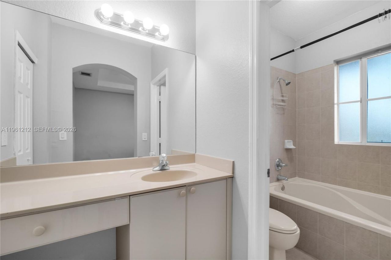 8526 NW 107th Psge, Unit 4-40, Doral, FL 33178 Photo