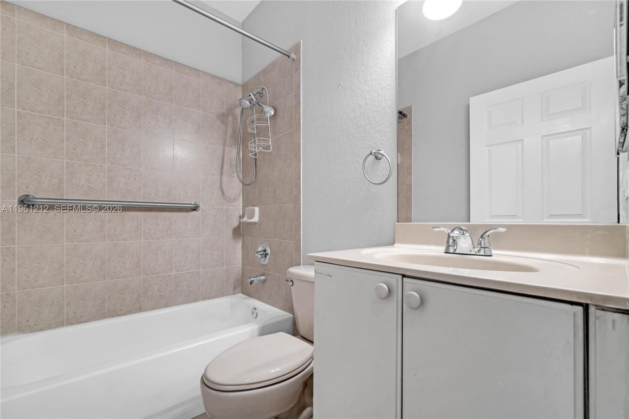 8526 NW 107th Psge, Unit 4-40, Doral, FL 33178 Photo