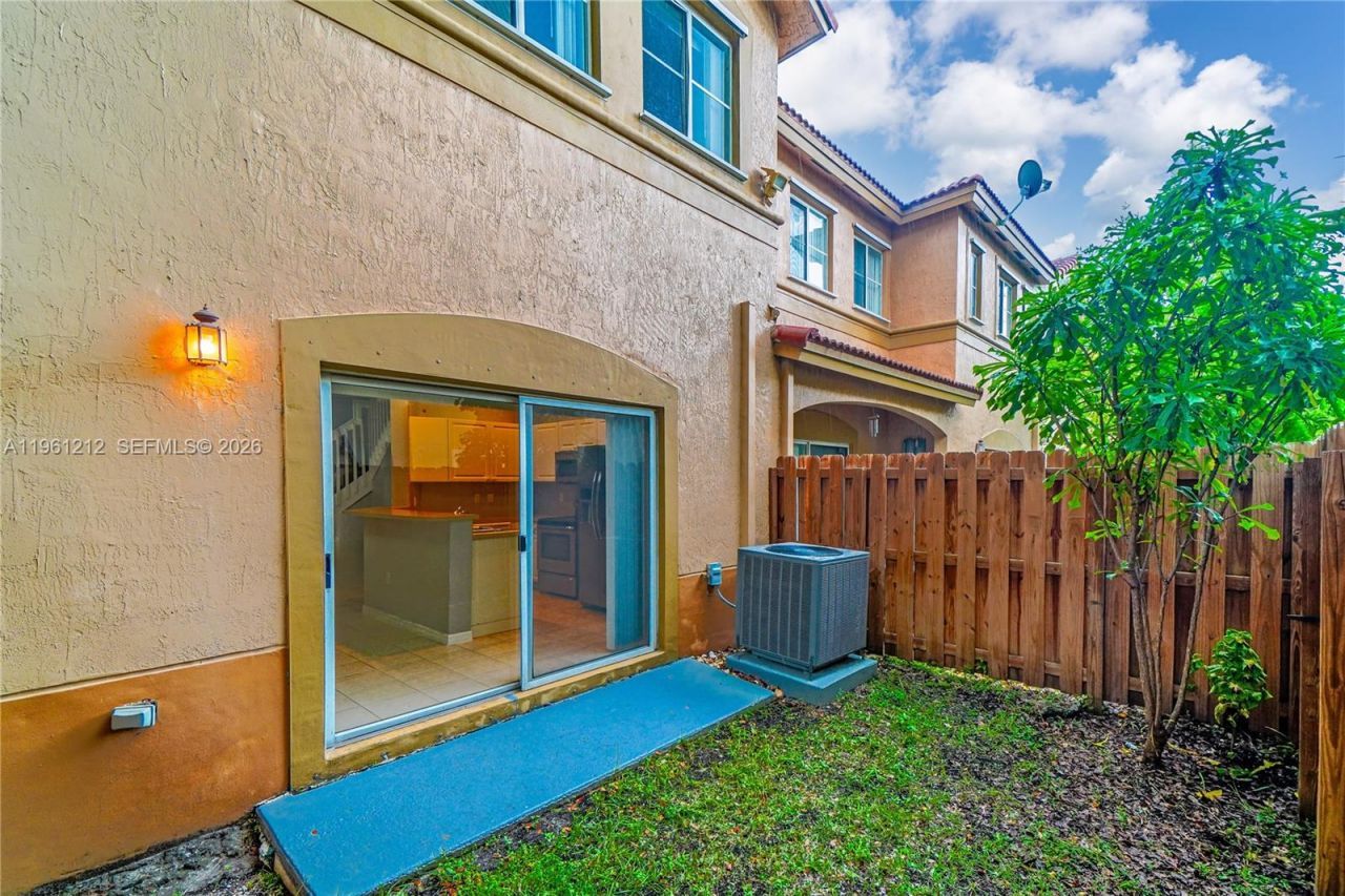 8526 NW 107th Psge, Unit 4-40, Doral, FL 33178 Photo