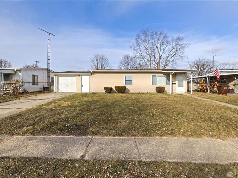 227 Fenwick Drive, New Carlisle, OH 45344 Photo 3