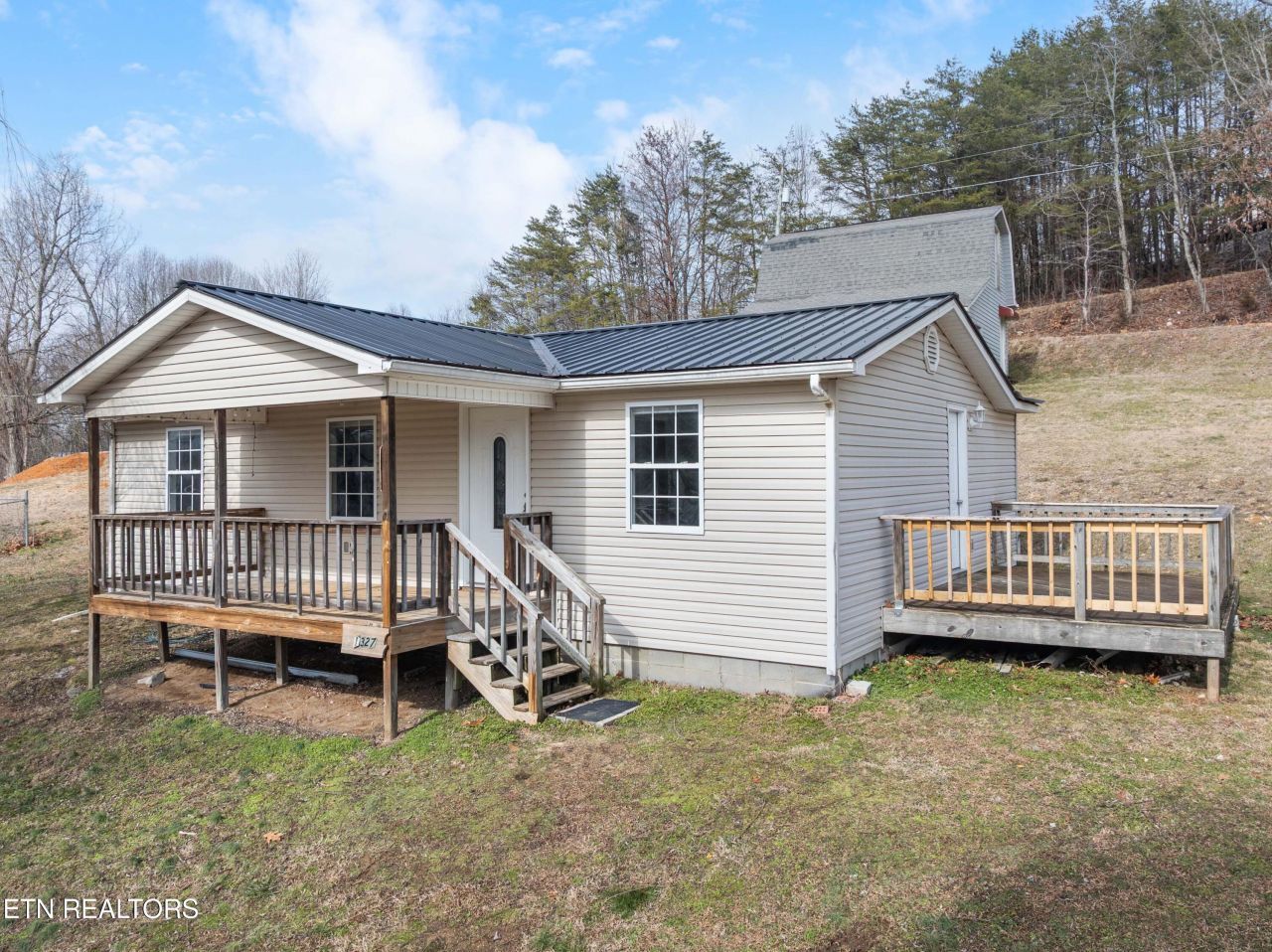 1327 Pinecrest Rd, Jacksboro, TN 37757 Main Photo