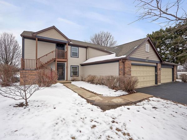 429 Sandhurst Circle, Unit 1, Glen Ellyn, IL 60137