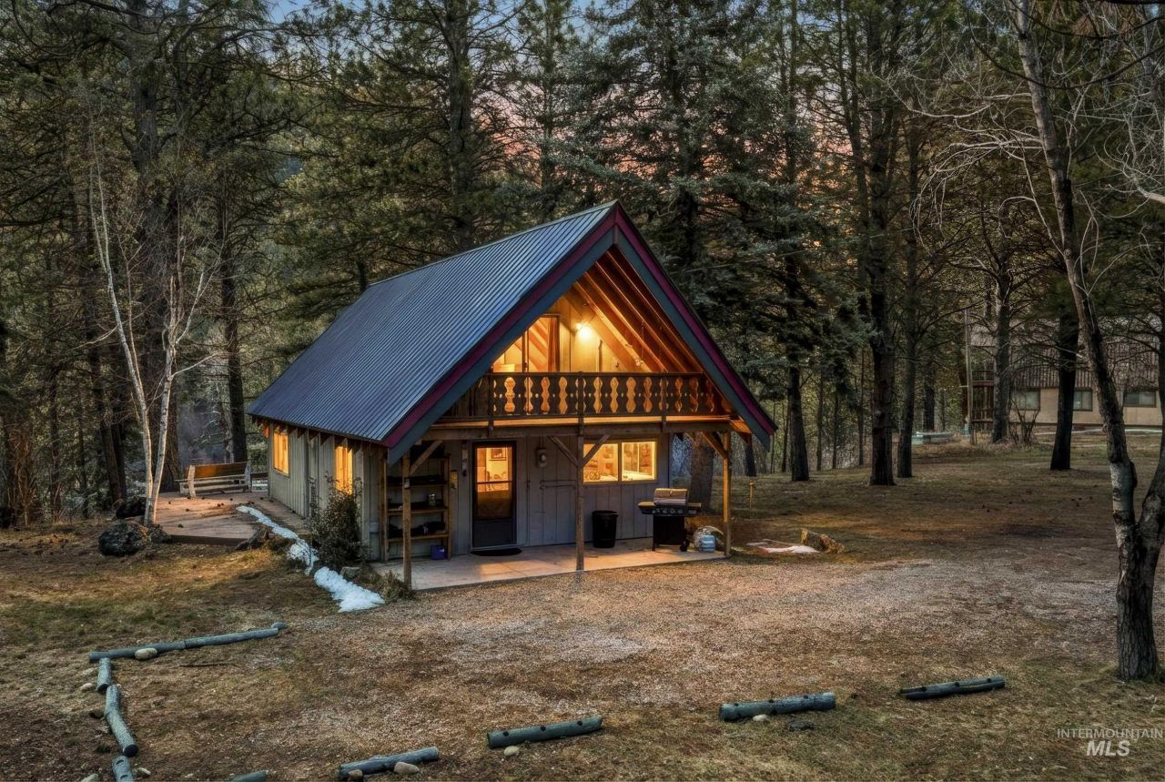 8 Squirrel Lane, Garden Valley, ID 83622 Main Photo