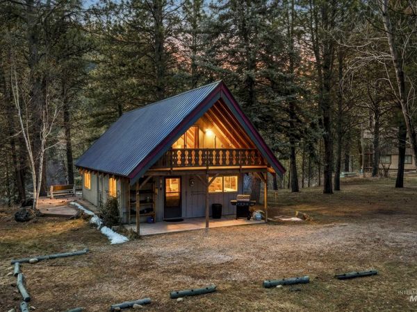 8 Squirrel Lane, Garden Valley, ID 83622