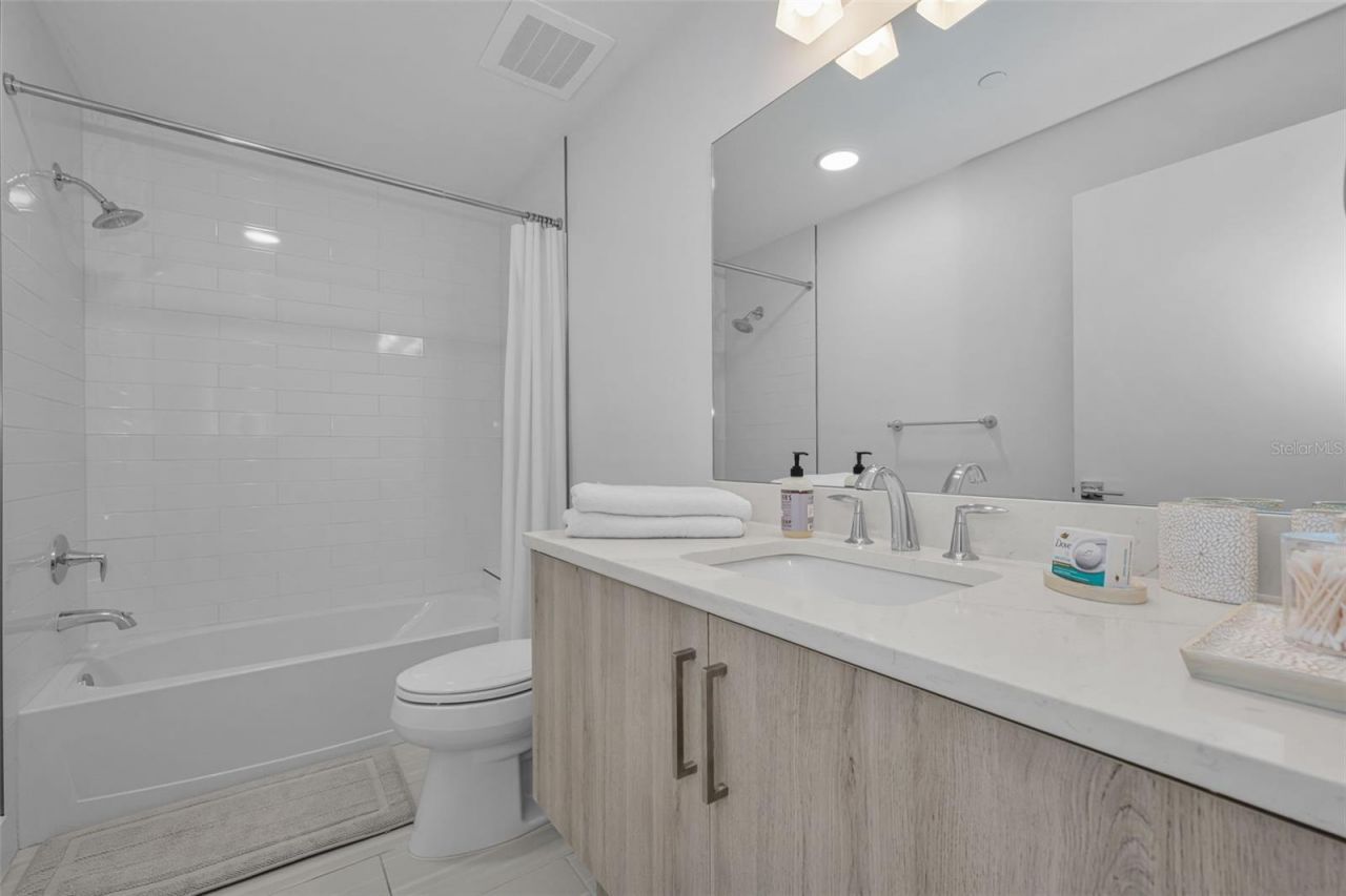 415 Island Way, Unit 509, Clearwater Beach, FL 33767 Photo