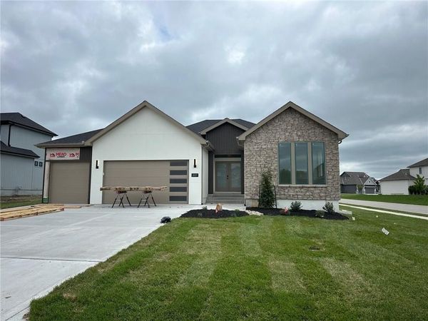 2037 SW Red Barn Lane, Lee's Summit, MO 64082