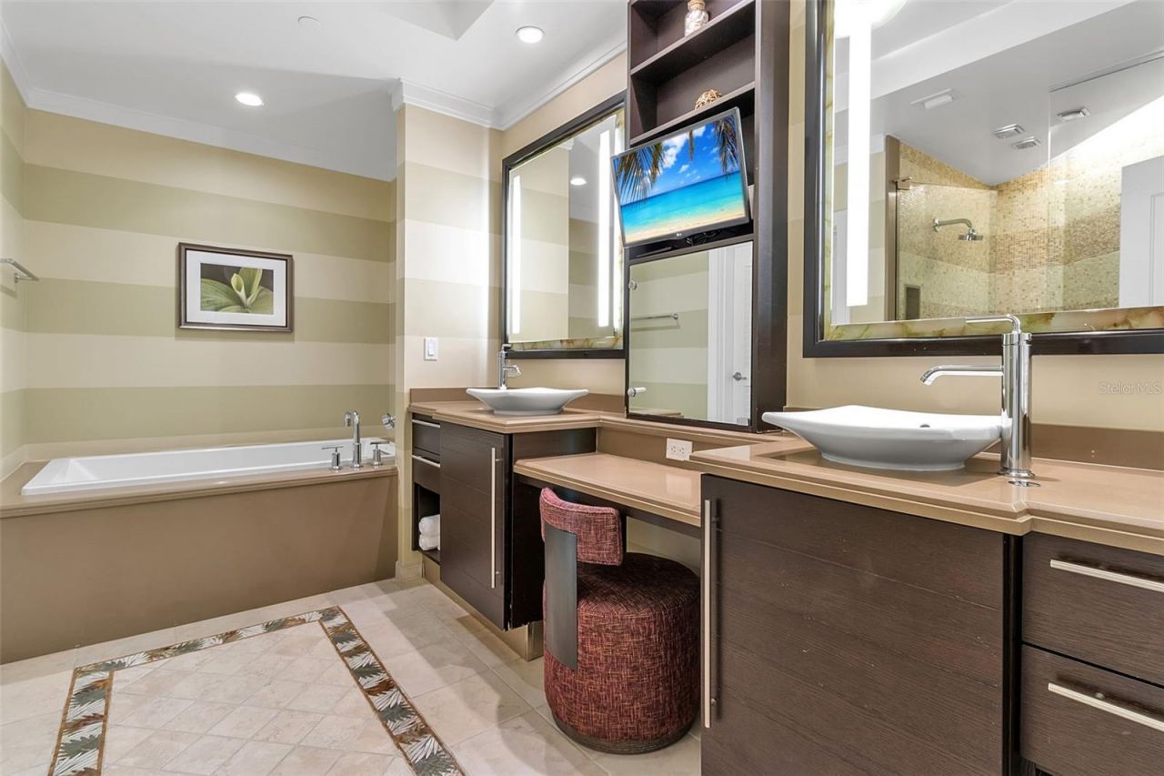 915 Seaside Drive, Unit 410, Weeks, Sarasota, FL 34242 Photo