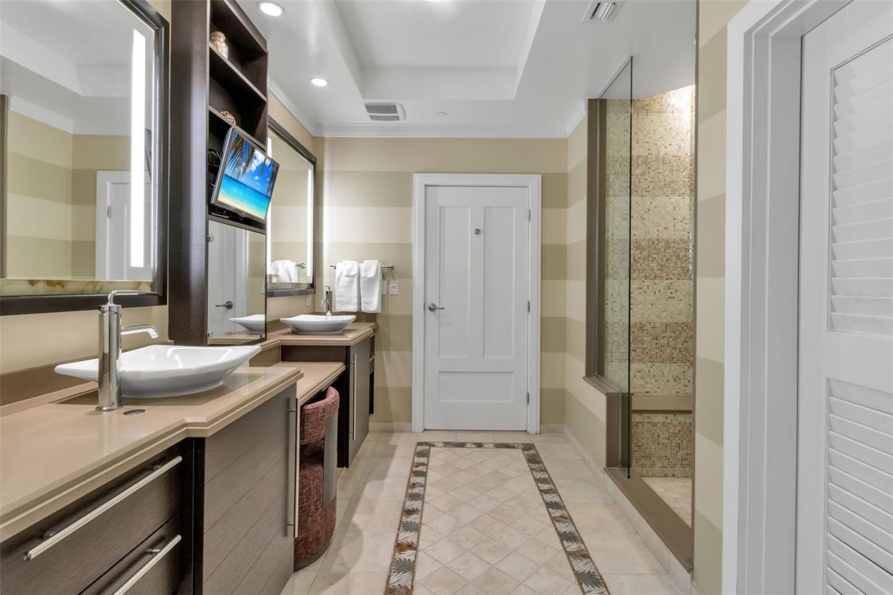 915 Seaside Drive, Unit 410, Weeks, Sarasota, FL 34242 Photo