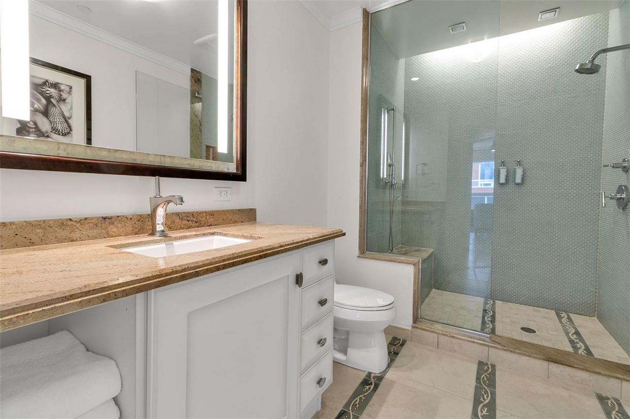 915 Seaside Drive, Unit 410, Weeks, Sarasota, FL 34242 Photo