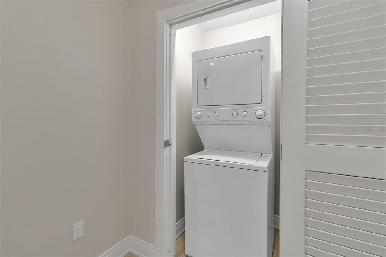 915 Seaside Drive, Unit 410, Weeks, Sarasota, FL 34242 Photo