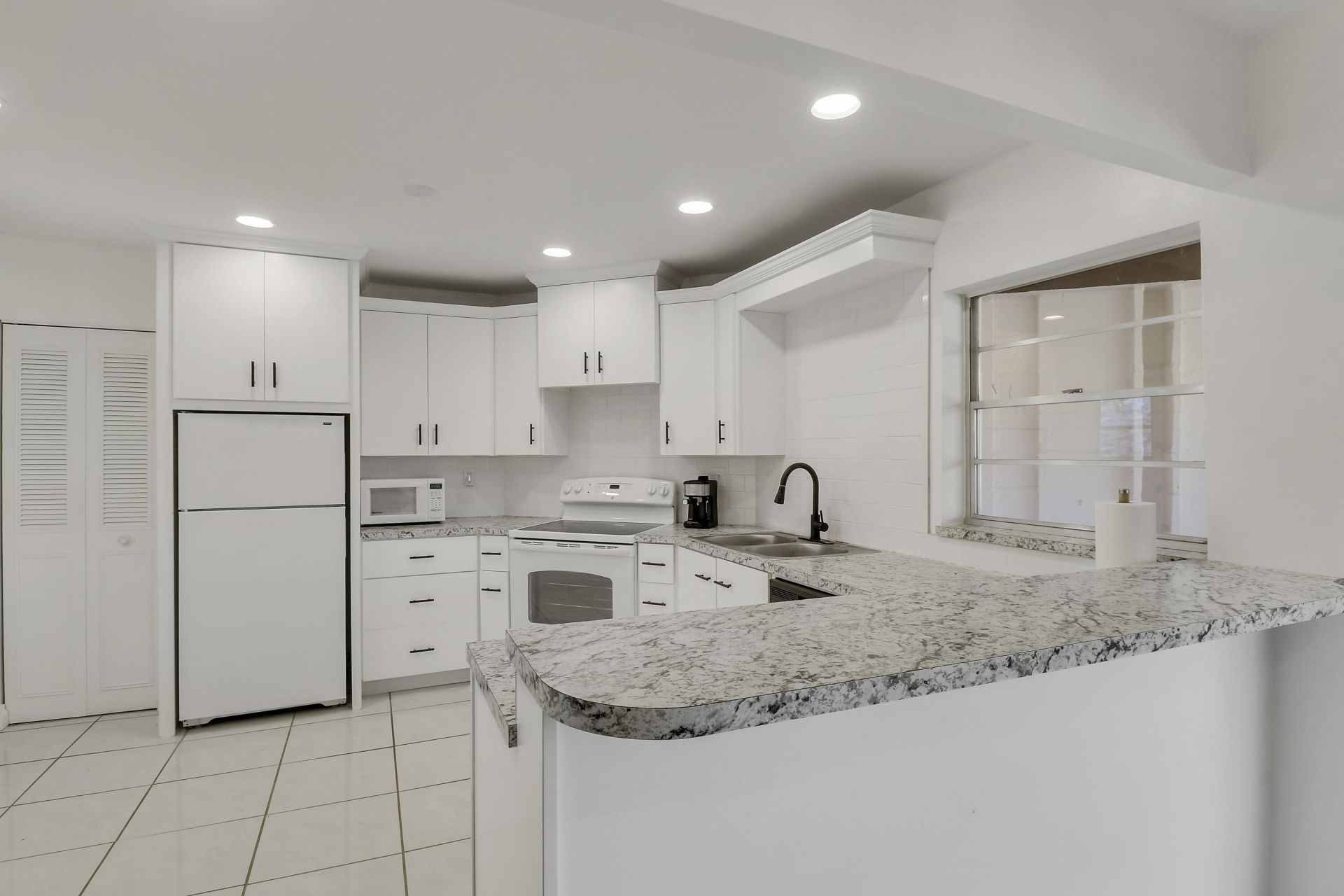 7 Greenway Village N, Unit 202, Royal Palm Beach, FL 33411 Photo