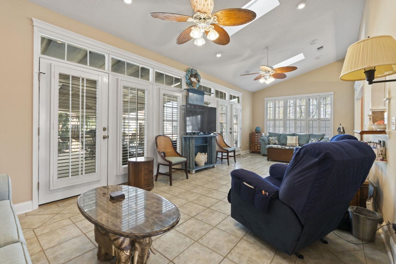 161 Regency Dr. Photo 8