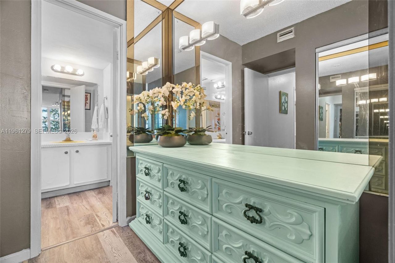 1690 NE 191st St, Unit 314-1, Miami, FL 33179 Photo