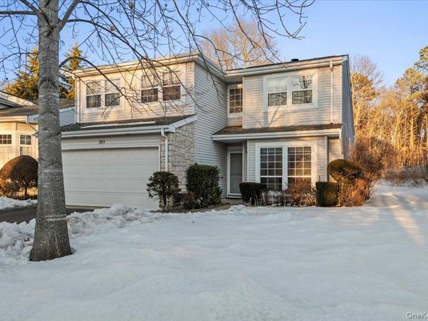 205 Fairfield Drive E, Holbrook, NY 11741