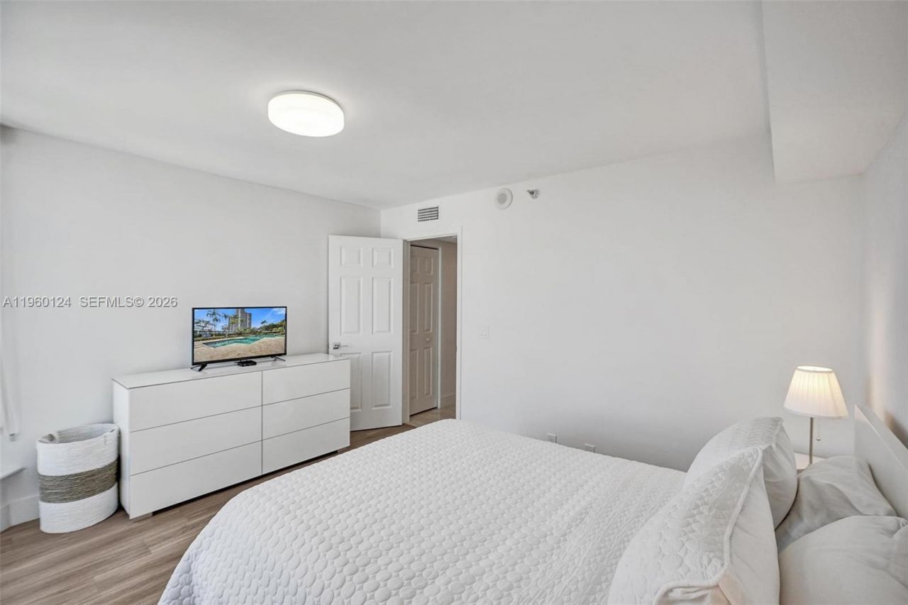 3500 Mystic Pointe Dr, Unit 3206, Aventura, FL 33180 Photo