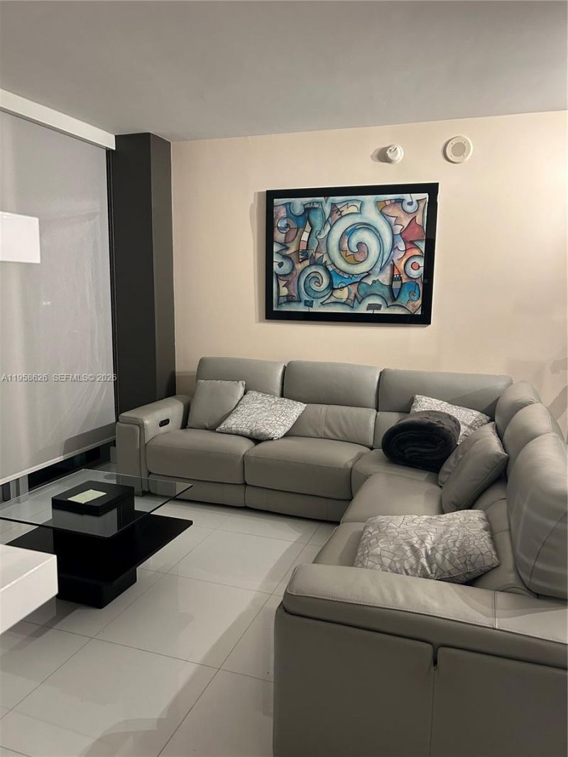 92 SW 3rd St, Unit 3703, Miami, FL 33130 Photo