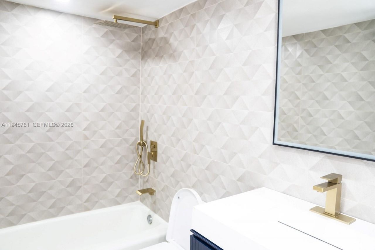 220 SW 9th Ave , Unit 306, Hallandale Beach, FL 33009 Photo