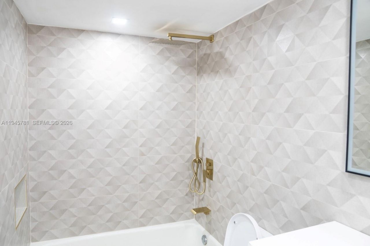 220 SW 9th Ave , Unit 306, Hallandale Beach, FL 33009 Photo