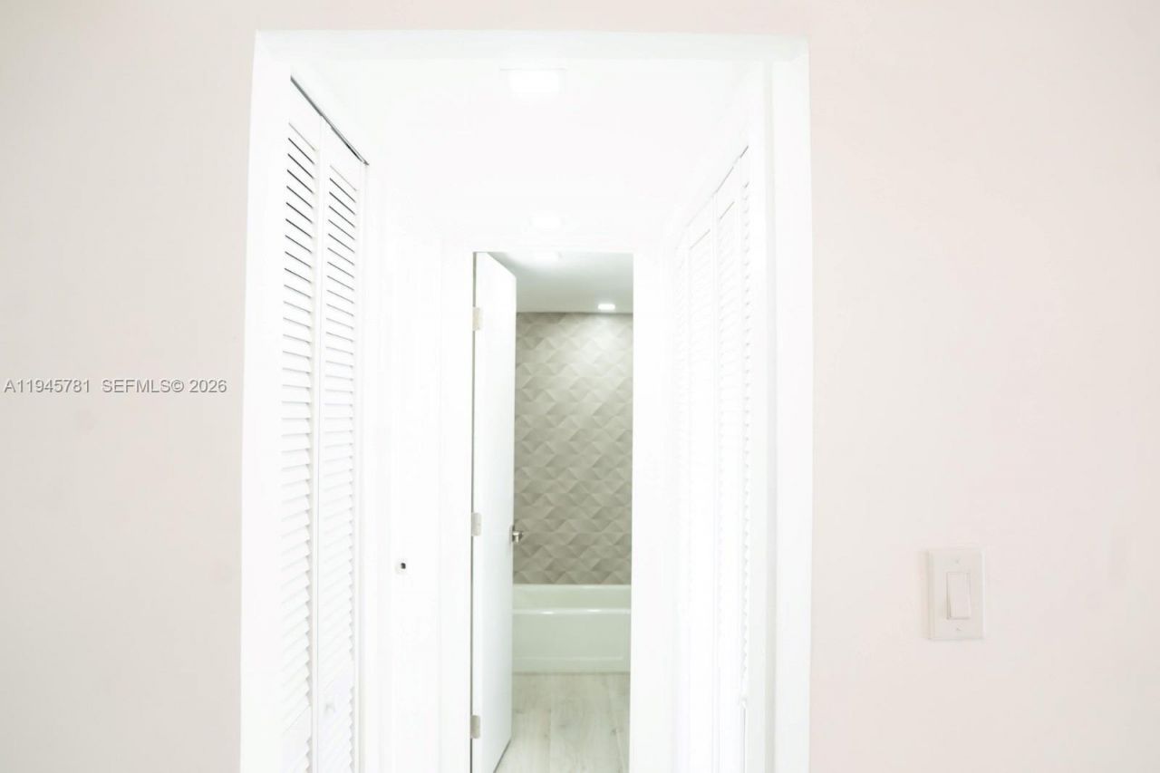 220 SW 9th Ave , Unit 306, Hallandale Beach, FL 33009 Photo