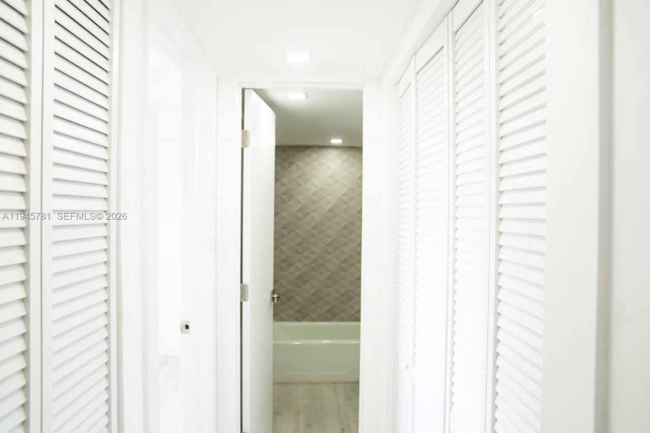 220 SW 9th Ave , Unit 306, Hallandale Beach, FL 33009 Photo