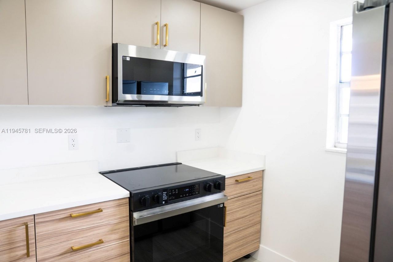 220 SW 9th Ave , Unit 306, Hallandale Beach, FL 33009 Photo