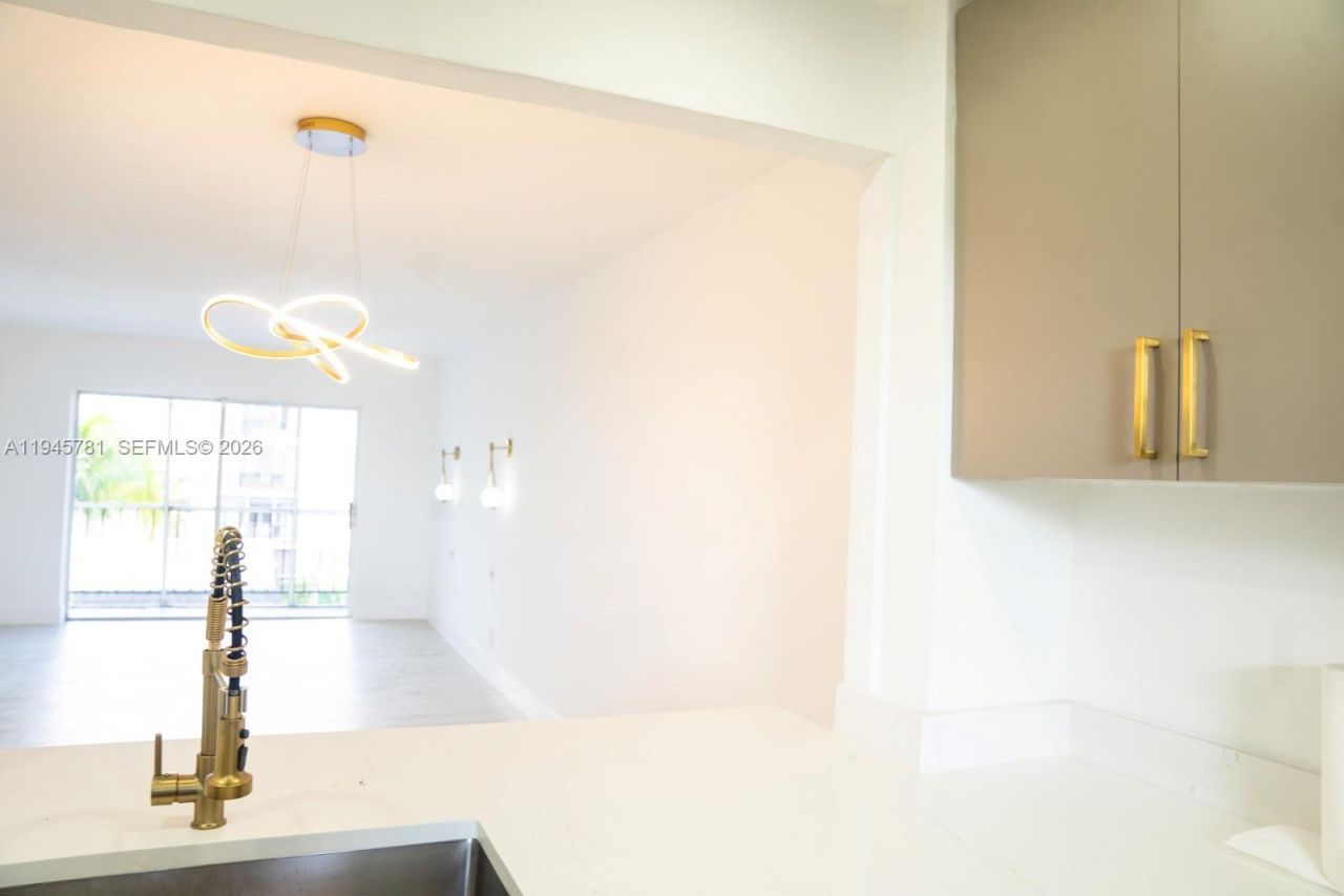 220 SW 9th Ave , Unit 306, Hallandale Beach, FL 33009 Photo