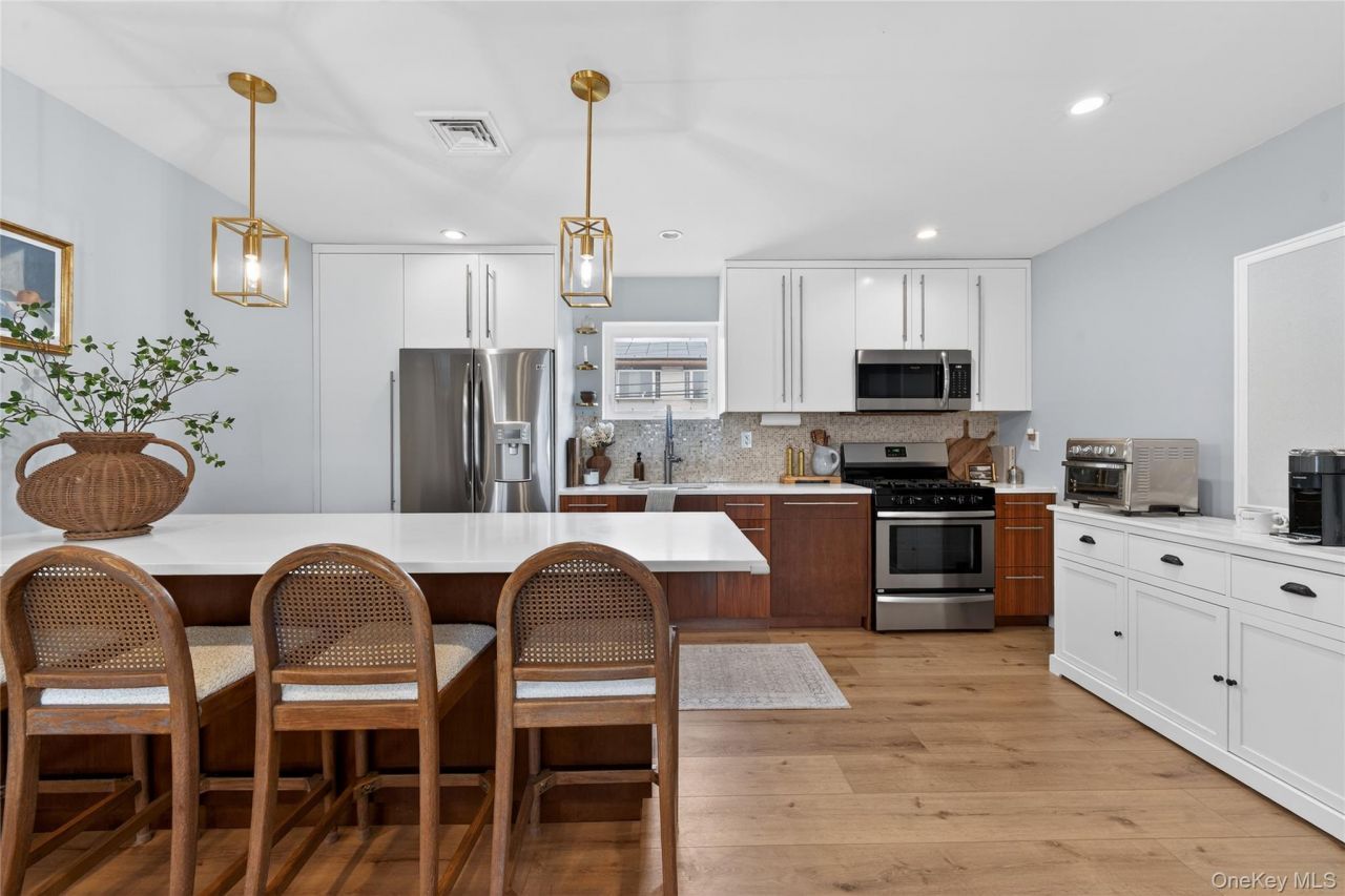 1024 Oaks Drive, Franklin Square, NY 11010 Main Photo