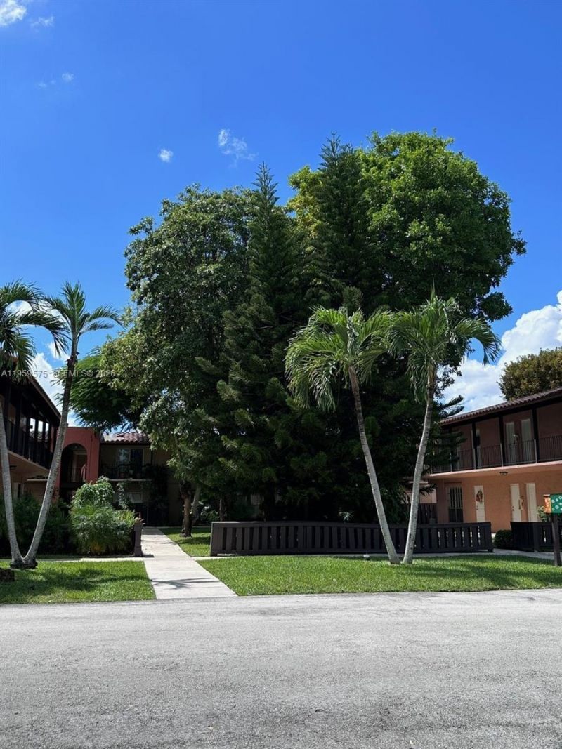 10786 N Kendall Dr, Unit D13, Miami, FL 33176 Photo