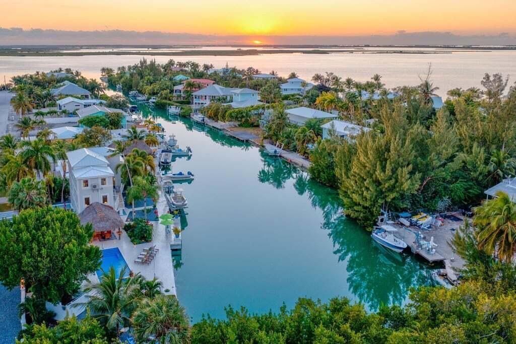 17183 Coral Drive, Sugarloaf, FL 33042 Photo