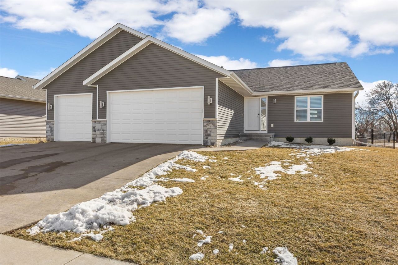 699 Waveland Dr, Marion, IA 52302 Main Photo