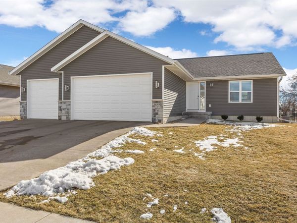 699 Waveland Dr, Marion, IA 52302