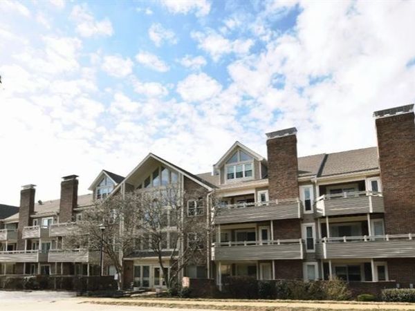 1033 Wilton Royal Drive, Unit 206, Creve Coeur, MO 63146