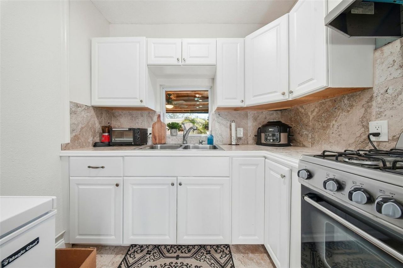 5950 49 Avenue N, Kenneth City, FL 33709 Photo