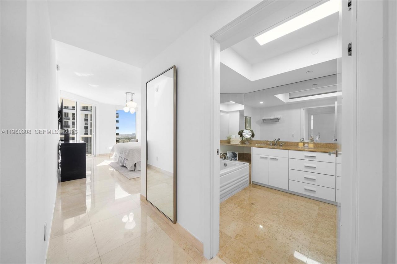 4779 Collins Ave, Unit 3804, Miami Beach, FL 33140 Photo
