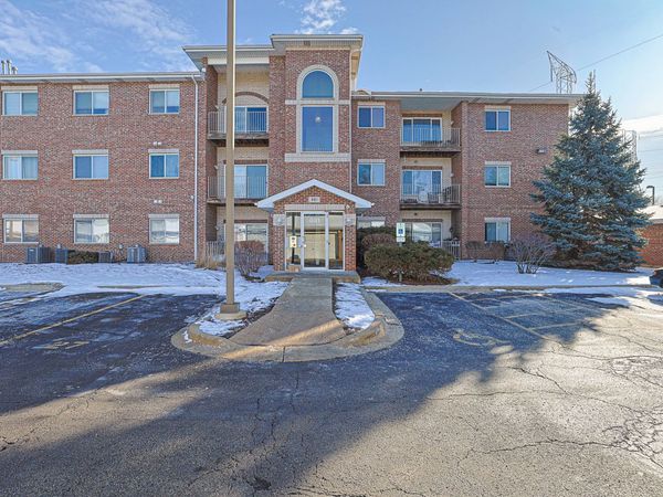 881 N Swift Road, Unit 206, Addison, IL 60101